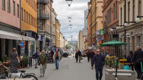 Des piétons dans une rue de Stockholm, le 31 août 2020 en Suède