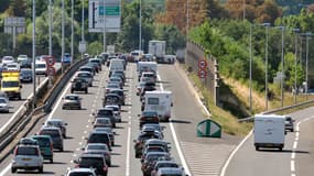 Des automobilistes circulent au ralenti sur la rocade de Bordeaux, le 1er août 2009.