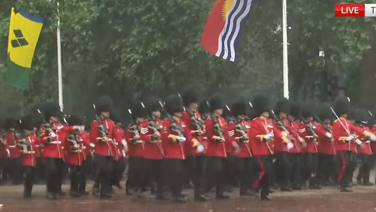 Les militaires sous la pluie, le 15 juin 2024 pour Trooping the Colour