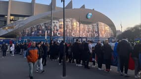 Des supporters parisiens devant le Parc des Princes avant PSG-Bayern