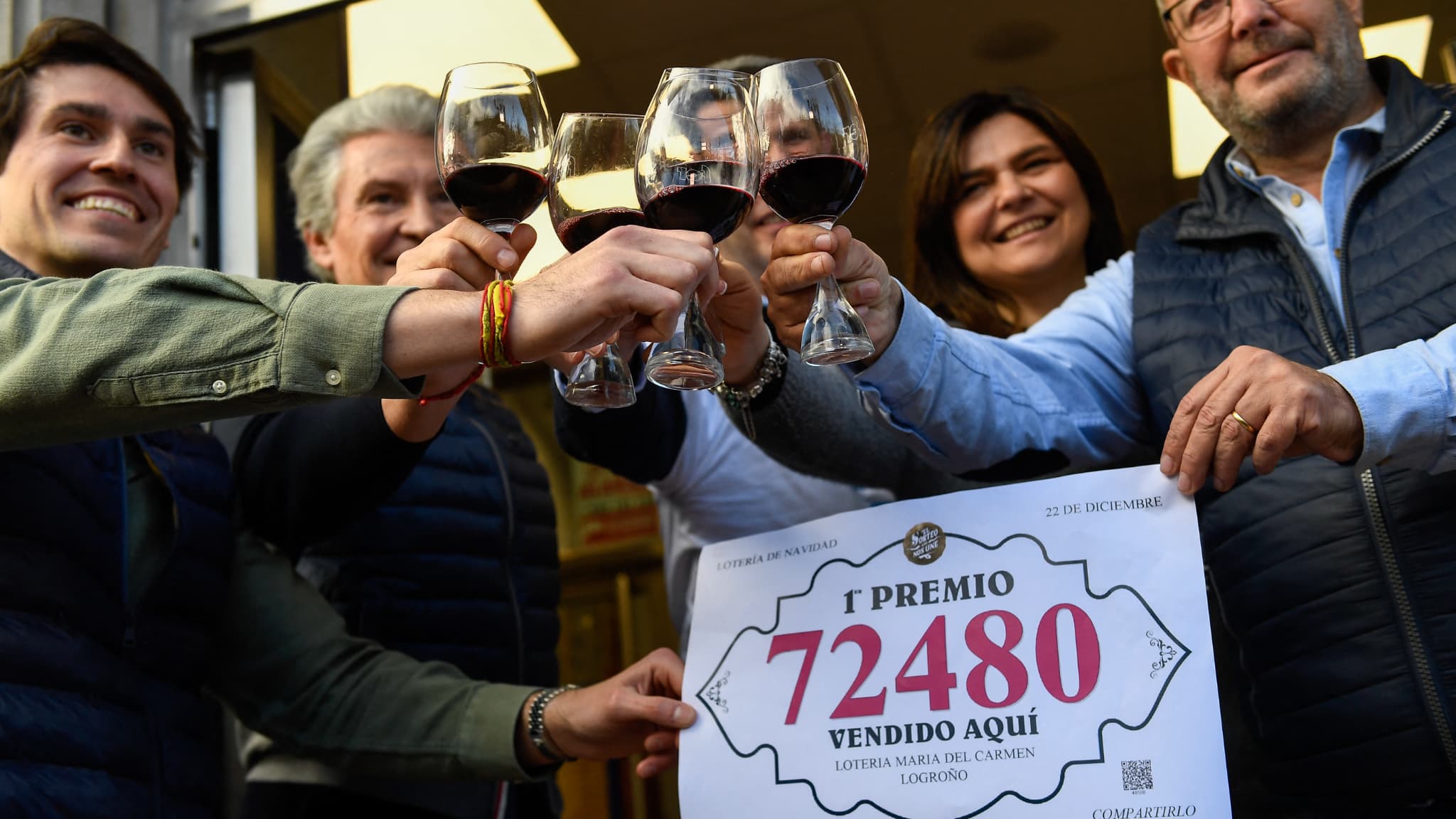 Des habitants célébrant le tirage du numéro 72480 à Logrono, le 22 décembre 2024.