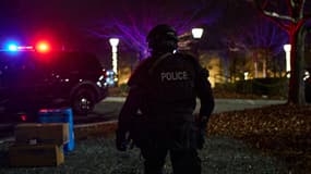 Un policier à Providence (Rhode Island) après une fusillade dans l'université Brown le 14 décembre 2025