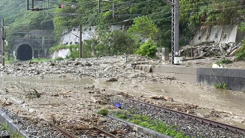Des débris sur des rails à Taïwan après de nouveaux séismes, le 22 avril 2024