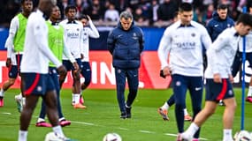 Christophe Galtier au milieu des joueurs du PSG lors de l'entraînement ouvert au public, le 24 février 2023