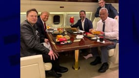 Photo montrant Donald Trump, Elon Musk, Mike Johnson, Robert F. Kennedy Jr et Donald Trump Jr dans l'avion de Donald Trump, publiée le 17 novembre 2024