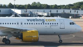 Un avion de la compagnie aérienne Vueling, à l'aéroport Gatwick, en Angleterre, le 11 juillet 2025