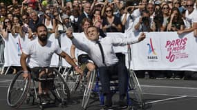 Afin d'afficher son soutien à la candidature de Paris pour l'organisation des JO de 2024, Emmanuel Macron a testé plusieurs installations dédiées à différentes disciplines sportives tout au long de la Seine, le 24 juin 2017