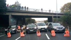 Une dizaine de militants de Dernière rénovation assis sur l'A6A ce vendredi. 