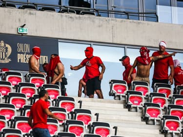 Des hooligans de Cologne dans les tribunes de l'Allianz Riviera