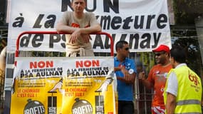 Plusieurs centaines de salariés de PSA se sont rassemblés mercredi matin devant le siège du groupe à Paris, à l'occasion d'un Comité central d'entreprise (CCE) sur le plan de suppressions de 8.000 postes en France. /Photo prise le 25 juillet 2012/REUTERS/