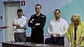 L'opposant russe Alexeï Navalny (deuxième à gauche) lors du verdict de son procès le 4 août 2023.