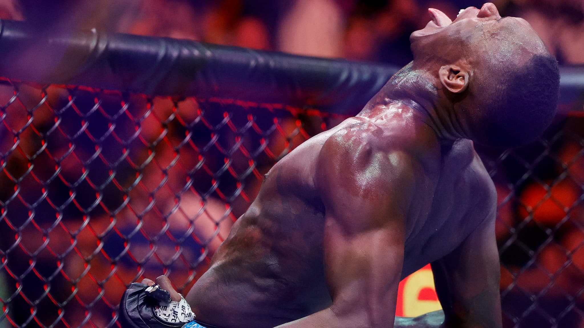 Israel Adesanya célèbre sa victoire sur Alex Pereira pour le titre des -84 kilos lors de l'UFC 297 en avril 2023 à Miami