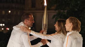 Marie-Amélie Le Fur transmet la flamme olympique à Michaël Guigou