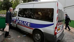 Tunisiens dans un fourgon de police à Paris. Le maire de Paris, Bertrand Delanoë, s'est élevé mercredi contre l'interpellation d'une soixantaine de migrants tunisiens, égyptiens et libyens dans l'est de la capitale et en Seine-Saint-Denis. /Photo prise le