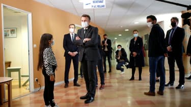 Le président français Emmanuel Macron (c) visite le service de pédopsychiatrie du CHU de Reims, le 14 avril 2021