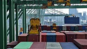 Chargement d'un porte-conteneurs dans le port de Singapour en février 2018.