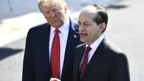 Alexander Acosta annonçant sa démission aux côtés de Donald Trump