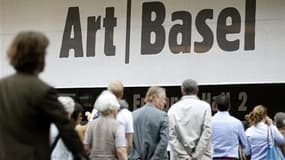 A l'entrée de la foire de l'art de Bâle, jeudi. Art Basel, le grand rendez-vous annuel des collectionneurs, renoue avec l'optimisme pour sa 42e édition, confirmant le rebond du marché mondial de l'art. /Photo prise le 16 juin 2011/REUTERS/Arnd Wiegmann