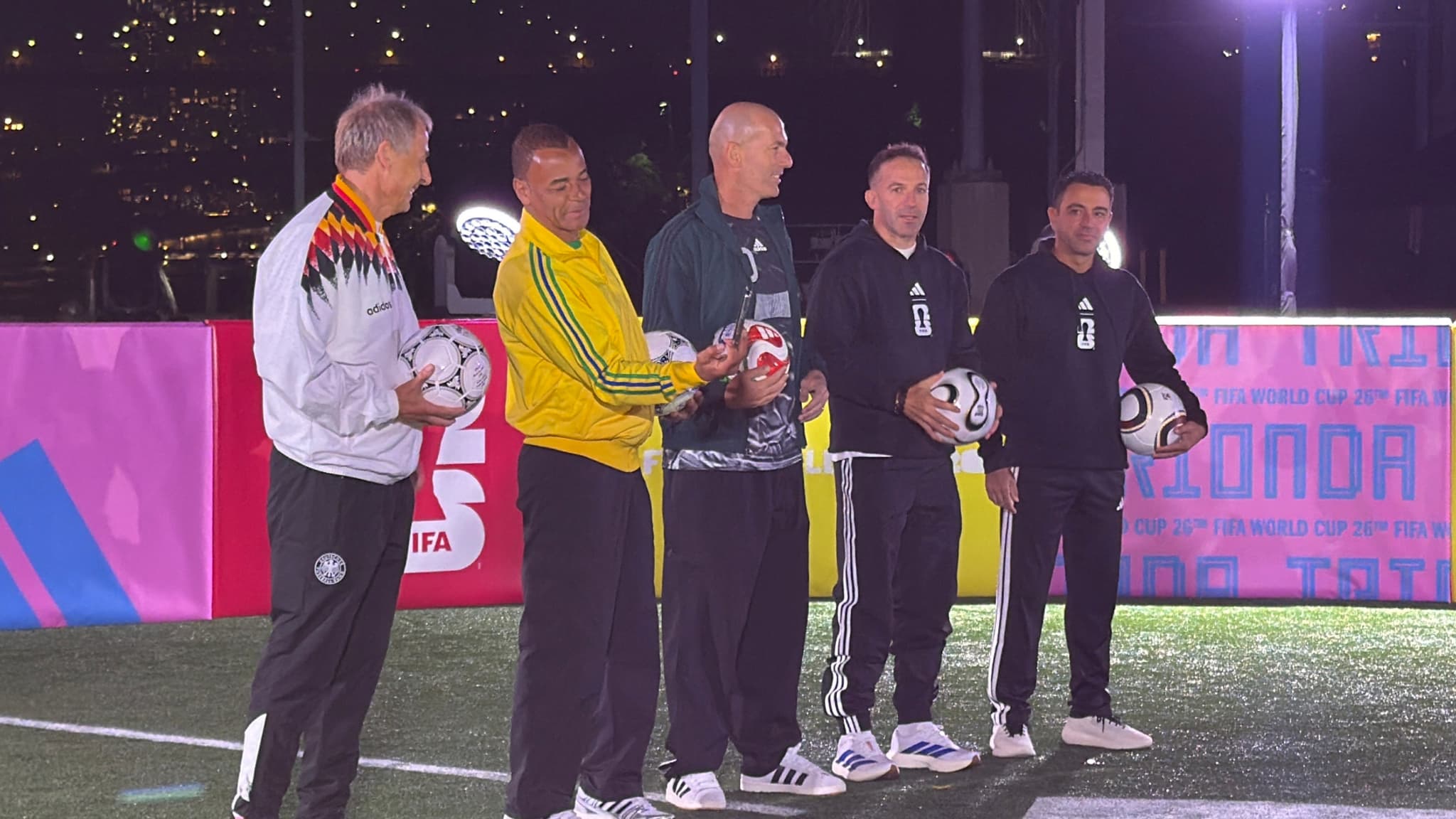 Cinq anciens joueurs lors de la présentation du ballon Trionda de la Coupe du monde: Juergen Klinsmann, Cafu, Zinedine Zidane, Alessandro Del Piero et Xavi (Octobre 2025)