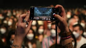 5.000 spectateurs masqués et testés assistent au concert du groupe de rock Love of Lesbian, le 27 mars 2021 à Barcelone