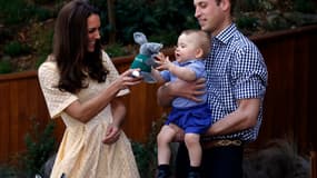 Le Prince William et son épouse Kate, ici en compagnie de leur bébé George, annoncent attendre un deuxième enfant.