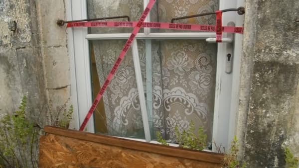 Des scellés sur la porte de la maison où la jeune femme était séquestrée Des scellés sur la porte de la maison où la jeune femme était séquestrée