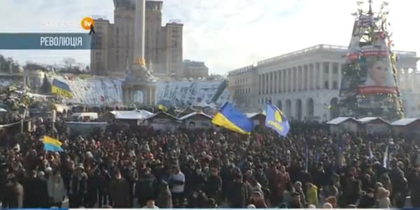 La foule place de l'Indépendance, à Kiev, ce jeudi, vers midi heure française.