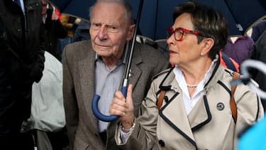 Les parents de Vincent Lambert, dimanche 19 mai, devant l'hôpital Sebastopol de Reims, où se trouve leur fils.