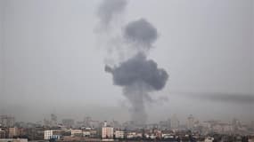 L'aviation israélienne a bombardé samedi les bâtiments gouvernementaux du Hamas à Gaza après l'autorisation donnée par le gouvernement de Benjamin Netanyahu de mobiliser jusqu'à 75.000 réservistes, signe supplémentaire d'une possible intervention terrestr