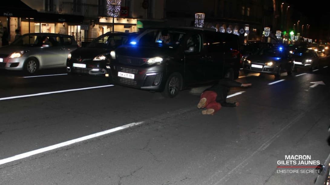 Un manifestant chute après avoir tapé sur la voiture d'Emmanuel Macron lors de sa visite au Puy-en-Velay le 4 décembre 2018