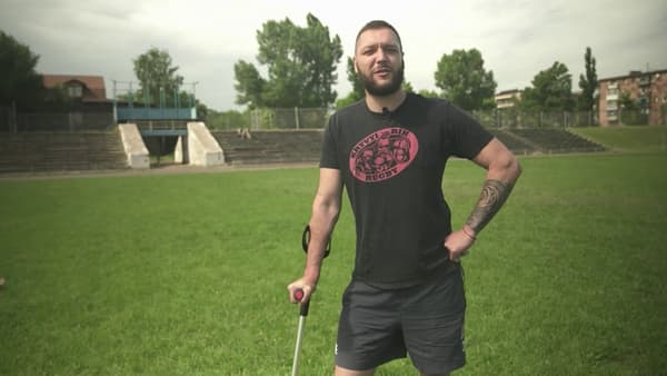 Igor, rugbymen engagé avec plusieurs de ses coéquipiers dans l'armée ukrainienne et blessé au front, sur la pelouse du stade de Kryvy Rih, dans le sud de l'Ukraine, le 19 mai.