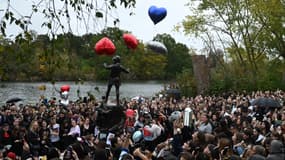 Des fans de Liam Payne, dans les jardins de Kensington, lors d'une commémoration suite au décès du chanteur, à Londres le 20 octobre 2024. 