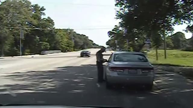 L'officier Encinia arrête Sandra Bland sur le bord de la route, le 10 juillet 2015.