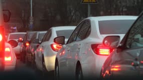Embouteillages, pollution, bruits : les automobilistes coûtent plus cher à la société qu’ils ne rapportent.
Faut-il payer leur facture?
