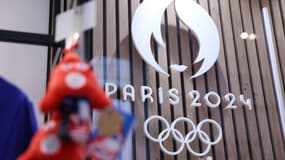 Le logo des Jeux olympiques de Paris de 2024, photographié dans la boutique officielle des JO aux Halles à Paris le 15 novembre 2022.