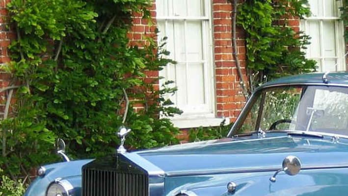 Une Rolls-Royce Silver Cloud similaire fait partie du garage de Donald Trump, en couleur argentée. Une Rolls-Royce Silver Cloud similaire fait partie du garage de Donald Trump, en couleur argentée.