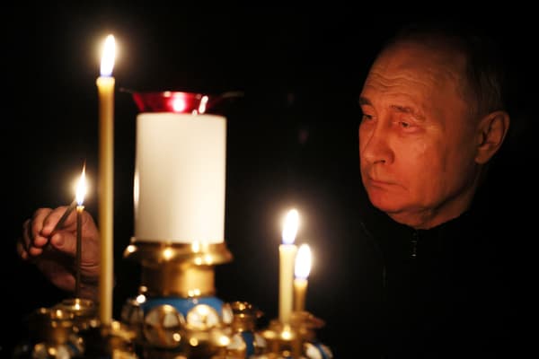 Le président russe allume un cierge en hommage aux victimes de l'attentat à Moscou, qui a fait plus de 130 morts, le 22 mars 2024.