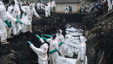 Des membres de la Croix-Rouge congolaise et de la Protection civile enterrent des dizaines de victimes des récents affrontements dans un cimetière de Goma, le 4 février 2025.