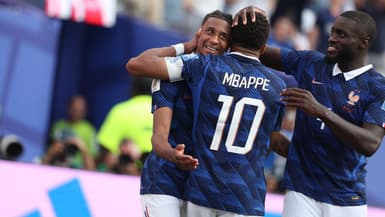 Michael Olise et Kylian Mbappé fêtent la victoire de l'équipe de France en 16e de finale, 30 juin 2026