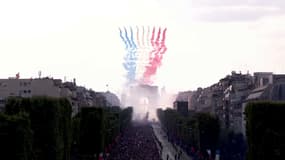 La Patrouille de France survole les Champs-Elysées. 
