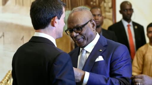 Le Premier ministre Manuel Valls décoré par le président malien Ibrahim Boubacar Keita le 18 février 2016 à Bamako Le Premier ministre Manuel Valls décoré par le président malien Ibrahim Boubacar Keita le 18 février 2016 à Bamako