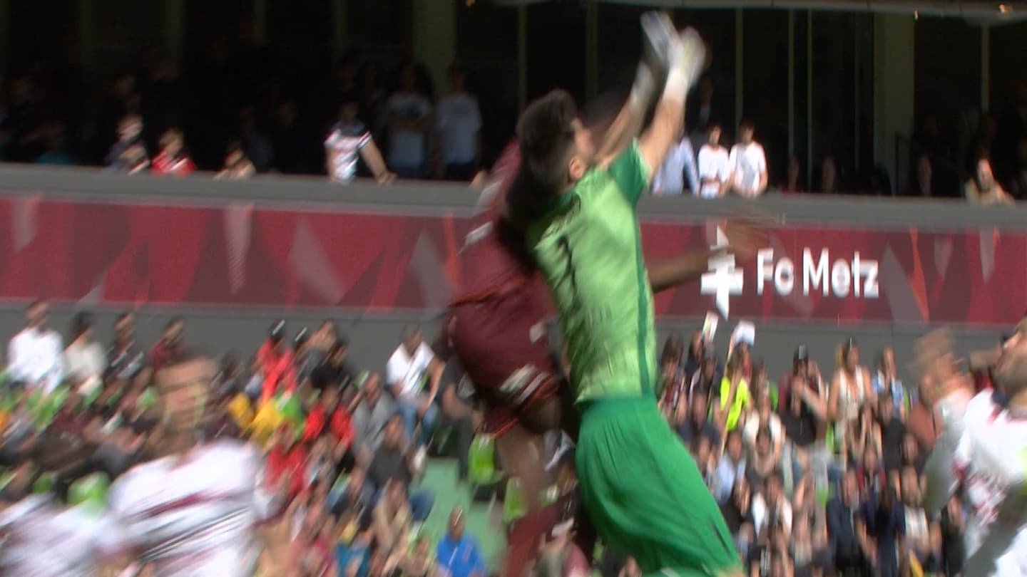 Desmas percuté par Kouyaté dans les airs. Desmas percuté par Kouyaté dans les airs.