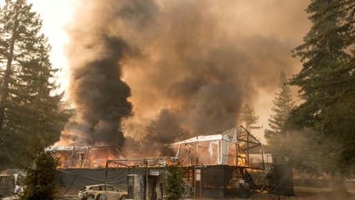 Un bâtiment brûle sur un parcours de golf à Napa, Californie, le 9 octobre 2017 Un bâtiment brûle sur un parcours de golf à Napa, Californie, le 9 octobre 2017