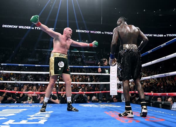 Tyson Fury (à gauche) fait le show face à Deontay Wilder