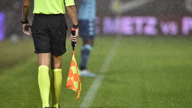 Un arbitre de football (illustration)