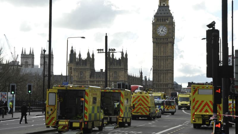 Les secours sur le pont de Westminster à Londres.