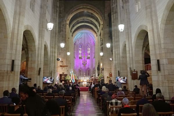La cathédrale Saint-George célèbre les obsèques de Desmond Tutu au Cap, en Afrique du Sud, le 1er janvier 2022