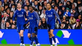 Les joueurs du PSG célèbrent le but de Nuno Mendes sur le terrain d'Aston Villa (3-2, Ligue des champions), le 15 avril 2025