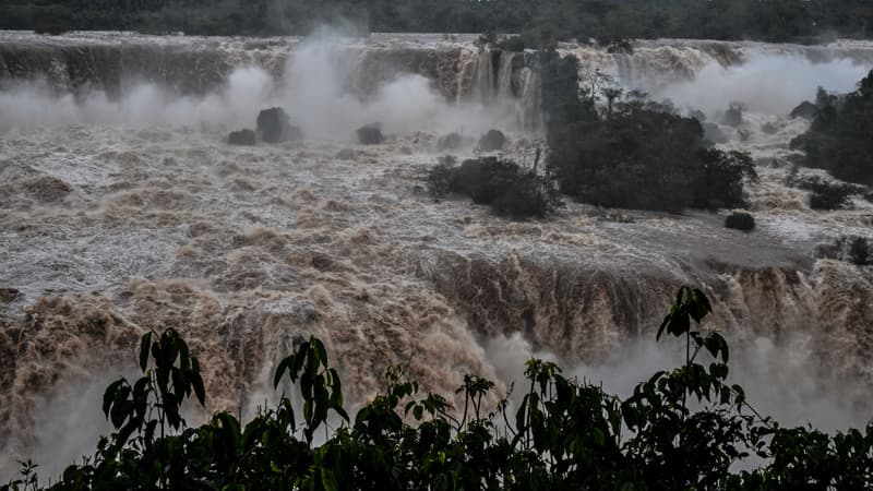 Brésil: les chutes d'eau d'Iguazu enregistrent un débit dix fois supérieur à la normale