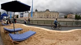 Lancement de l'édition 2011 de Paris-Plages, qui fête cette année son 10e anniversaire./Photo prise le 21 juillet 2011/REUTERS/Eric Gaillard